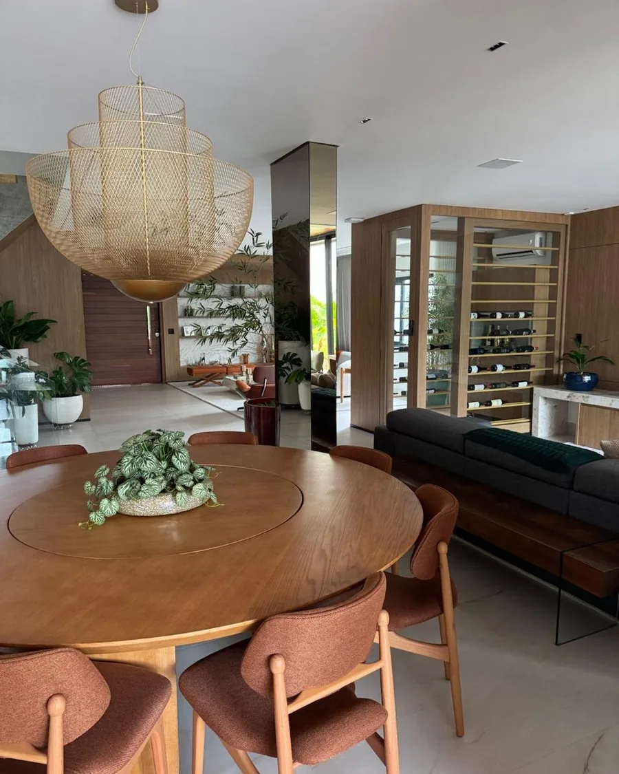 Sala de estar integrada da casa reformada no condomínio Jardins Paris