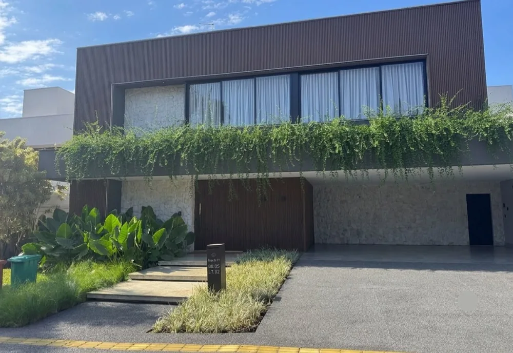 Fachada da casa reformada pela LCR no condomínio Jardins Paris, em Goiânia