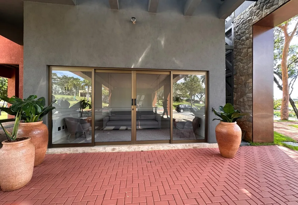 Acesso da portaria do condomínio Jardins Verona depois do retrofit executado pela LCR